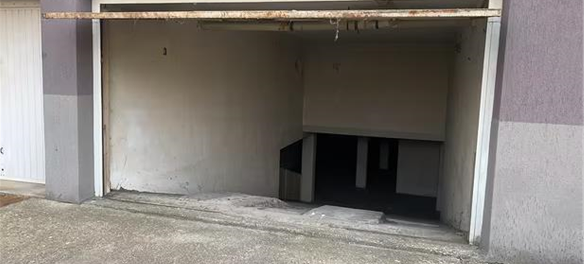 Garage magazzino sotto un condominio