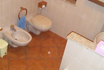 Camera da letto patronale con bagno annesso. 1 porta-finestra nella camera e una finestra in bagno. Piemonte AL Belforte Monferrato