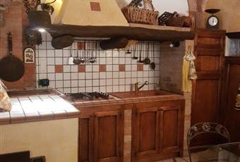 La cucina è in muratura.
Il pavimento è in cotto chiaro. Toscana FI Montespertoli