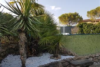 Giardino di circa 150 mq. comprende un gazebo in muratura, una piscina semi-interrata, un barbeque in muratura, 2 pali per amaca. Toscana FI Montespertoli