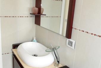 Il bagno principale con grande doccia e antibagno con lavatrice Liguria SV Ceriale