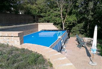 Ampio giardino di circa 2.000 m2 su più livelli. Include piscina fuori terra di metri 4x8, prati, aiuole, piante ed alberi vari. Lazio VT Acquapendente