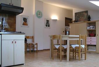 La cucina è luminosa, il pavimento è piastrellato Piemonte CN Casteldelfino