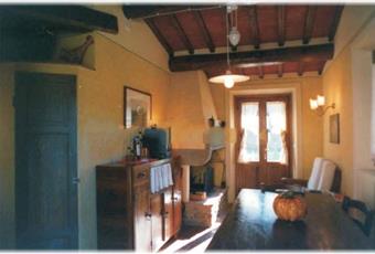 Il pavimento è piastrellato, la cucina è con travi a vista Toscana AR Terranuova Bracciolini