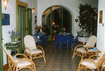 terrazzo grande con portico, angolo pranzo, salotto, relax e vista bellissima sulle altre isole Sicilia ME Lipari