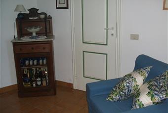 camera con  un letto singolo e una poltronma letto per bambini - apertura su salone Sicilia ME Lipari
