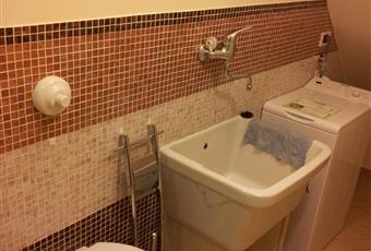 Bagno con vasca/doccia e doppio servizio del piano terra con lavanderia. Sicilia PA Monreale