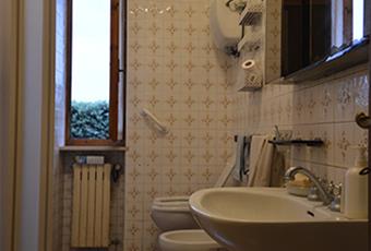 Il bagno è luminoso, il pavimento è piastrellato Toscana SI Asciano