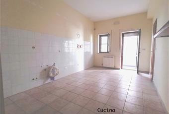 Ampia cucina abitabile con bagno di servizio e balcone, annesso tinello e credenza. Calabria RC Villa San Giovanni
