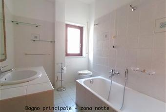 Il pavimento è piastrellato, il bagno è luminoso Calabria RC Villa San Giovanni