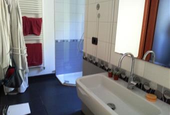 Dotata di 2 bagni, entrambi con finestra uno con angolo lavanderia 
e porta finestra Piemonte CN Castellinaldo