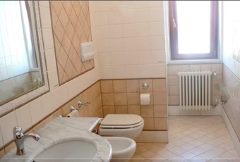 Il bagno è luminoso, il pavimento è piastrellato Calabria VV Vibo Valentia