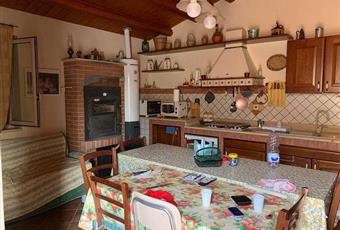 La cucina è con soffitto alto, il pavimento è piastrellato Sicilia RG Modica