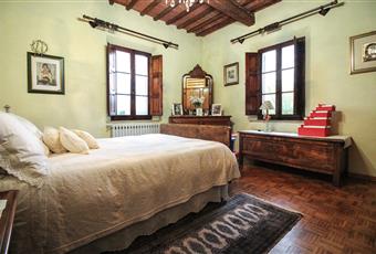 Casa rustica in ottimo stato con fondo commerciale, annessi e terreno agricolo a Foiano della Chiana (Arezzo).