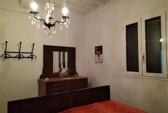 La stanza e' luminosa con travi a vista e mobili originali anni '60. Toscana AR Monte San Savino