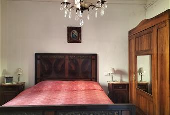 La stanza e' luminosa con travi a vista e mobili originali anni '60. Toscana AR Monte San Savino