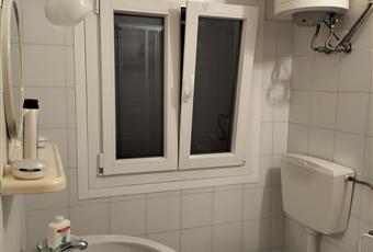 Il bagno e' tutto bianco, finestrato, con doccia e boiler per acqua calda Toscana AR Monte San Savino