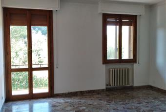 salone da arredare, stanza luminosa con finestrone e una piccola finestra e terrazzone  Toscana SI Chiusi