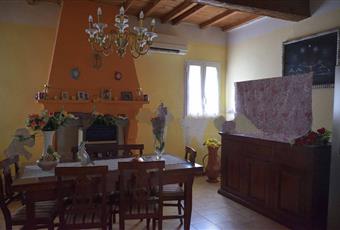 Il salone è luminoso, il pavimento è piastrellato, il salone è con travi a vista Emilia-Romagna FE Masi Torello
