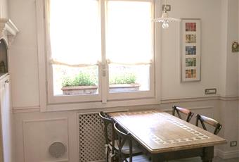 pavimento, tavolo e piano lavoro in marmo travertino con decori, con affaccio sul verde del residence. Lombardia MB Lesmo