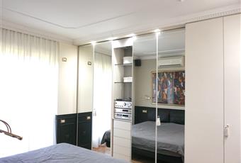la camera da letto è luminosa con ampi armadi su misura, il pavimento è di parquet e affaccia su una zona silenziosa e riservata del residence Lombardia MB Lesmo