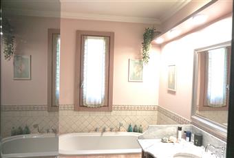 Il primo bagno è realizzato in marmo bianco e rosa e dotato di vasca. Lombardia MB Lesmo