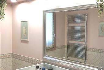 Il primo bagno è realizzato in marmo bianco e rosa e dotato di vasca. Lombardia MB Lesmo