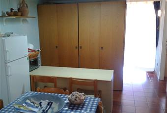 foto della cucina con angolo cottura ,tavolo e soppalco con letto matrimoniale. Calabria KR Isola di Capo Rizzuto