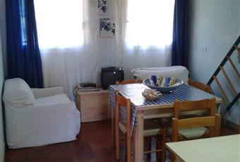 foto della cucina con angolo cottura ,tavolo e soppalco con letto matrimoniale. Calabria KR Isola di Capo Rizzuto