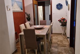 Il salotto ha il parquet e di fronte al salotto c'è un ampio ingresso utilizzabile, il pavimento è piastrellato Liguria IM Sanremo