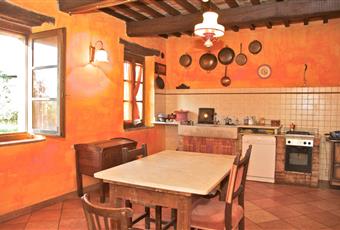Il pavimento è piastrellato, la cucina è con travi a vista, la cucina è luminosa Toscana SI Montepulciano
