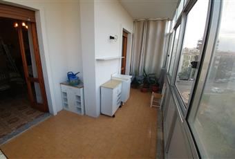 Salone climatizzato ampio e comunicante con il soggiorno tramite una porta a soffietto e con una luminosa veranda chiusa (l'ultima foto) Sardegna CA Cagliari