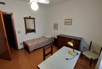 Camera da letto climatizzata, dotata di comò, ampio armadio quattro stagioni, scrivania, ventilatore a soffitto Sardegna CA Cagliari