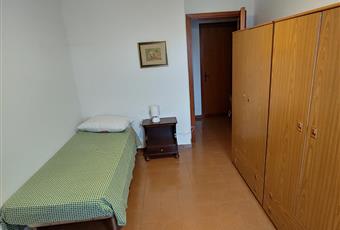 Camera da letto climatizzata dotata di scrivania/postazione da computer, due armadi e comò Sardegna CA Cagliari