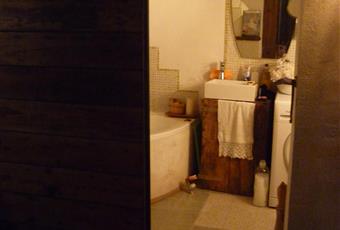 2°bagno/lavanderia completa di sanitari e vasca da bagno angolare (no idromassaggio); a chiudere la stanza una porta antica, creata scorrevole. Piemonte AT Calliano
