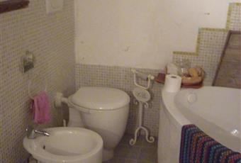 2°bagno/lavanderia completa di sanitari e vasca da bagno angolare (no idromassaggio); a chiudere la stanza una porta antica, creata scorrevole. Piemonte AT Calliano