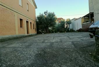 Ampio cortile esterno con giardino e n. 02 posti auto riservati in area recintata Calabria CS Rende