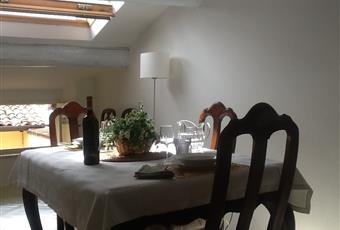 la cucina e' luminosa silenziosa ben areata dotata di tutti gli elettrodomestici, confortevole e da' sulla stanza da pranzo di pregevoli mobili antichi Lombardia BS Desenzano del Garda