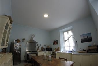 cucina molto ampia e luminosa con due finestre e soffitti alti con affaccio sul giardino Lombardia LC Lecco