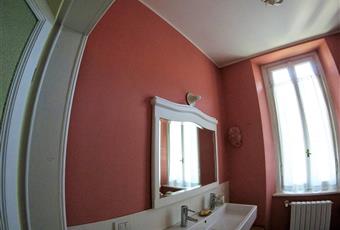 Il bagno rosa si trova tra il primo piano e il piano mansardato. Con lavabo doppio e doccia. Lombardia LC Lecco