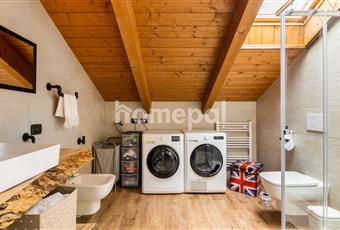 Bagno con doccia, finestra velux e lavatrice e asciugatrice. Piemonte TO Caselle torinese