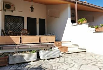 Ingresso indipendente , giardino mattonato e patio. Lazio RM Ardea