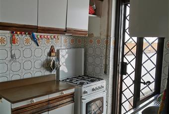 La cucina è luminosa, avendo una porta finestra che permette l'accesso alla terrazza posteriore,  il pavimento è piastrellato. Lazio RM Ardea