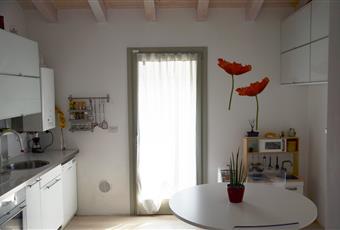 Cucina abitabile con parquet bianco, travi in legno a vista.  Lombardia CR Castel Gabbiano
