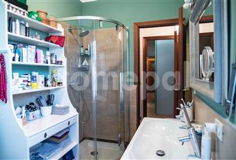 Bagno piastrellato con doccia e finestra Piemonte AL Castelnuovo Scrivia