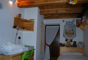 La stanza è luminosa, con altezza variabile, soffitatura di legno
 Valle d'Aosta AO Challand-Saint-Anselme