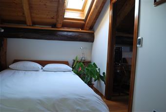 La stanza è luminosa, con altezza variabile, soffitatura di legno
 Valle d'Aosta AO Challand-Saint-Anselme
