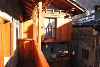 Balcone in legno, coperto dalle falde del tetto, sul perimetro della casa Valle d'Aosta AO Challand-Saint-Anselme
