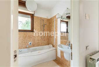Il bagno principale, comodo e spazioso, è dotato anche di vasca ad idromassaggio Jacuzzi.  Toscana AR Capolona