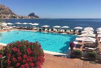 La piscina con acqua di mare, illuminazione, la "spiaggia" attrezzata sul mare, il buffet della frutta  Sicilia PA Santa Flavia